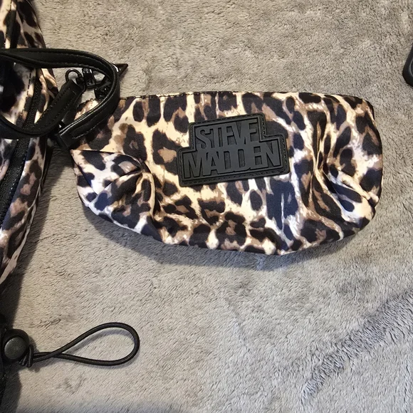 Steve Madden Large BJANA BACKPACK WITH MATCHING WRISTLET Animal Print Pouch NWOT - Picture 2 of 10